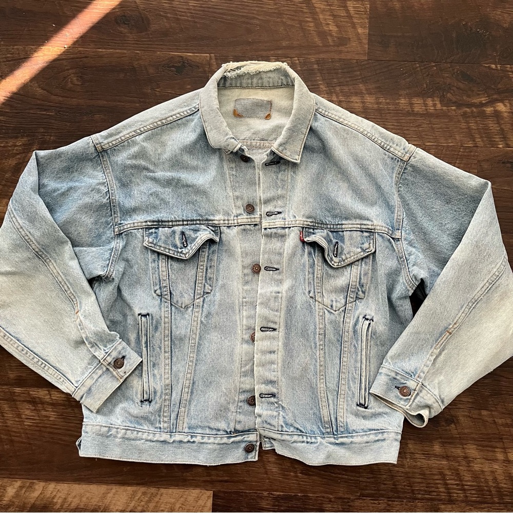 Vintage Levi’s red tab 70507-0214 light wash distressed denim trucker jacket L